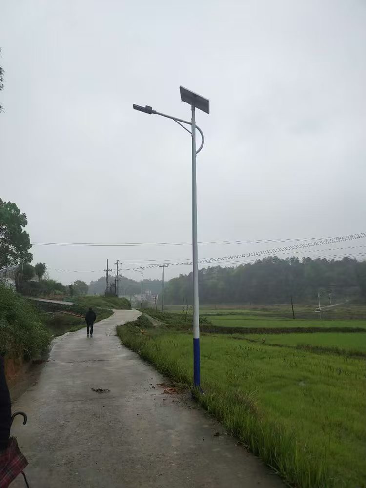 光控知晝夜，時控掌規(guī)律，遙控隨心意——太陽能路燈的智能設(shè)計