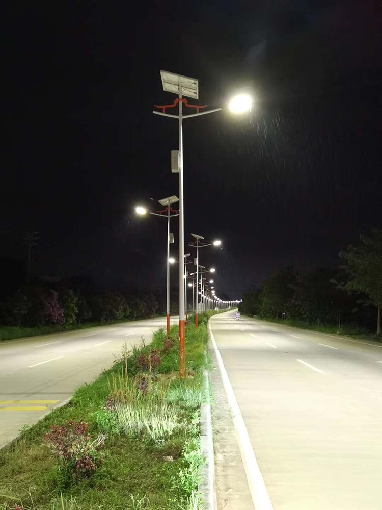 廣東太陽(yáng)能路燈_8米太陽(yáng)能路燈_雙頭太陽(yáng)能路燈