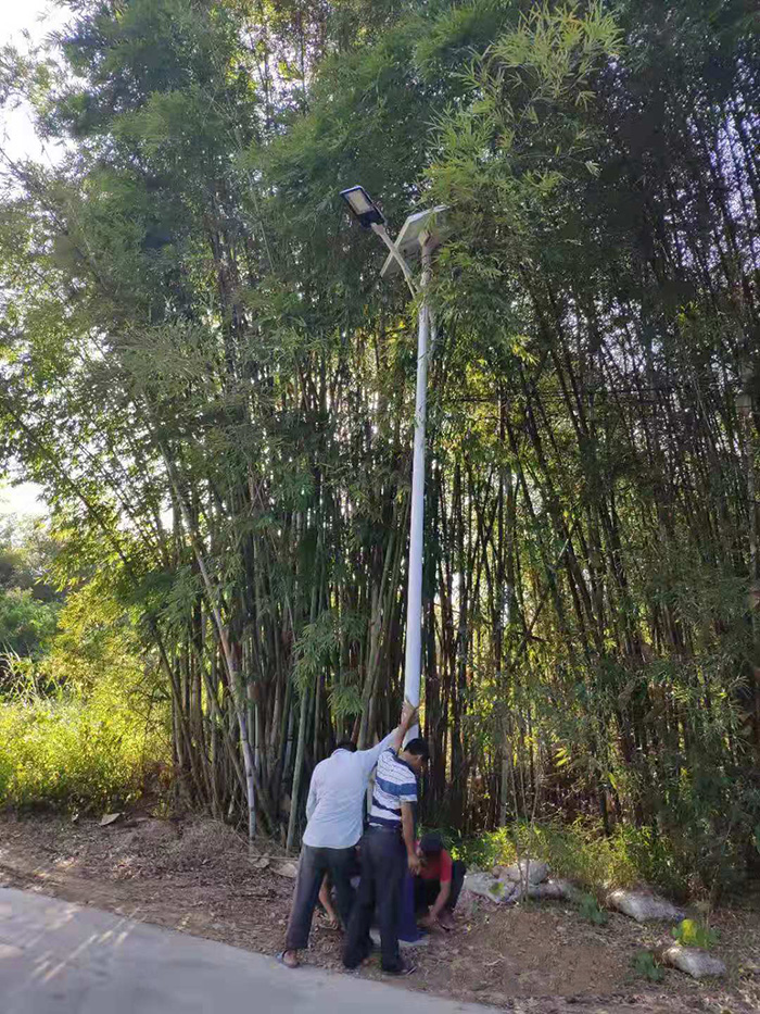 太陽(yáng)能LED路燈 太陽(yáng)能路燈價(jià)格便宜 南德太陽(yáng)能路燈廠家