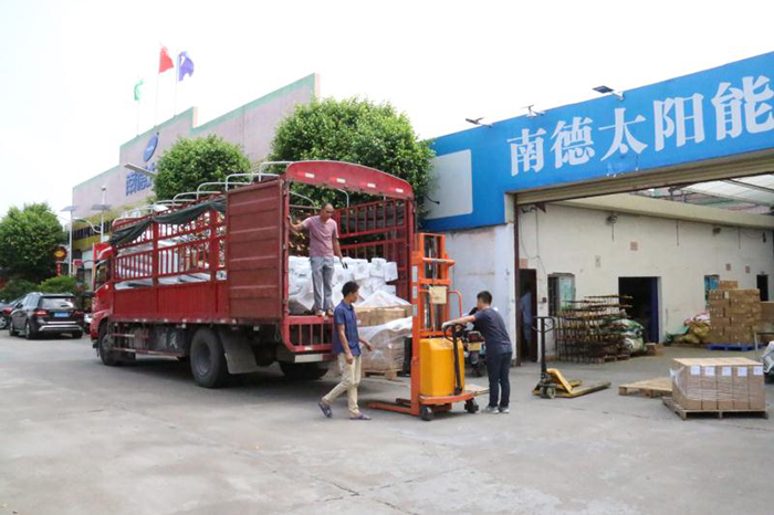湖南太陽(yáng)能路燈裝車_南德太陽(yáng)能路燈工廠裝車_南德鋰電池太陽(yáng)能路燈裝車