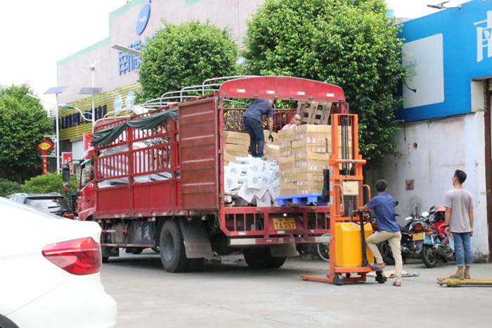 湖南太陽(yáng)能路燈裝車_南德太陽(yáng)能路燈工廠裝車_南德鋰電池太陽(yáng)能路燈裝車