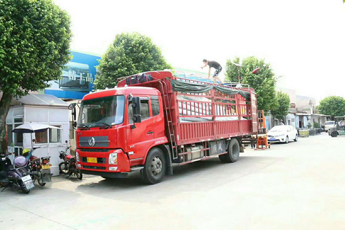 湖南太陽(yáng)能路燈裝車_南德太陽(yáng)能路燈工廠裝車_南德鋰電池太陽(yáng)能路燈裝車