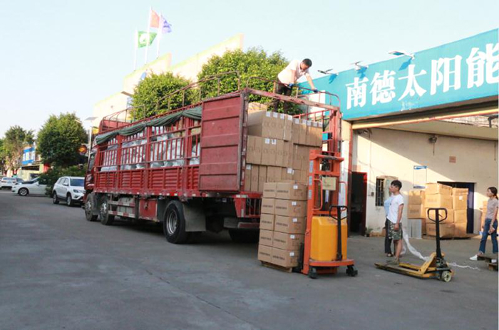 太陽能鋰電池路燈裝車_太陽能路燈廠家_太陽能路燈報(bào)價(jià)