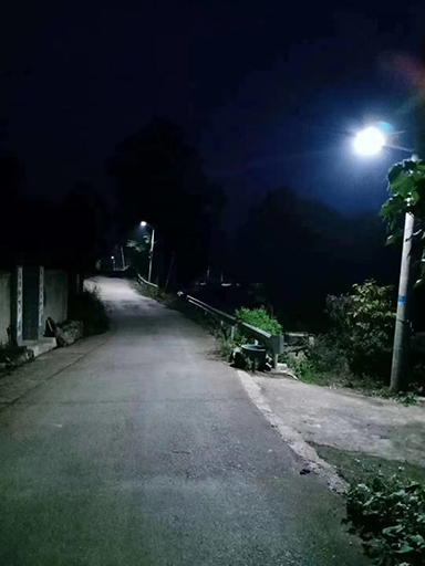 重慶愛心人士捐助太陽能led路燈點(diǎn)亮故鄉(xiāng)路