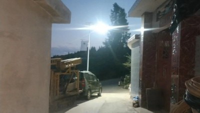 吳圩鎮(zhèn)：“太陽能路燈”亮了回家路，暖了村民心