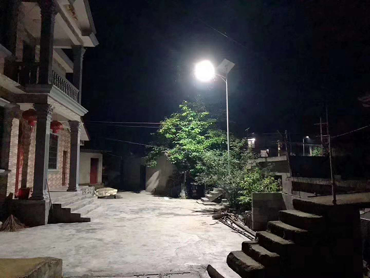 廣東太陽能路燈_新農(nóng)村太陽能路燈_南德太陽能路燈廠家